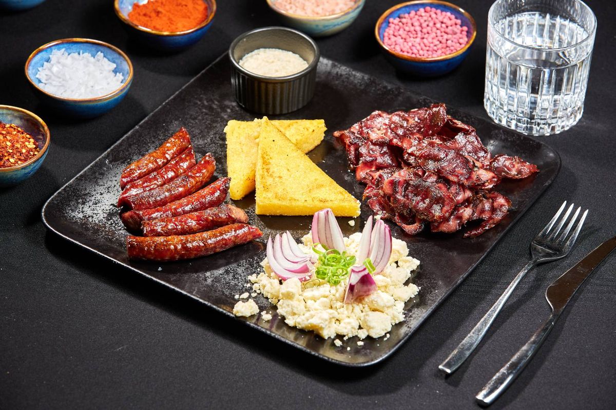 Platou cu Pastramă și Cârnați de Oaie